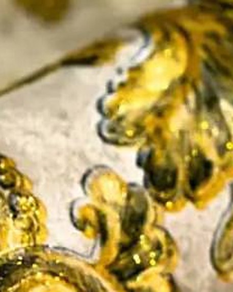 Royal Baroque Gold wallpaper close-up